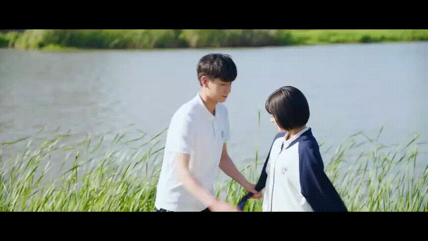 陈小希穿上江辰的衣服,江辰搞怪打了个结