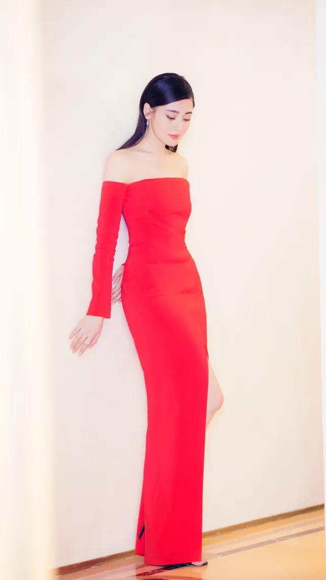 张天爱好漂亮红色吊带裙穿出时尚感大长腿滑得像光明牛奶