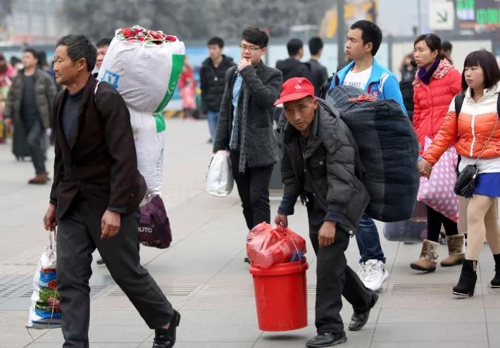 无论是扛麻袋包,还是手提塑料桶,又或者是拉着行李箱,对于农民工而言