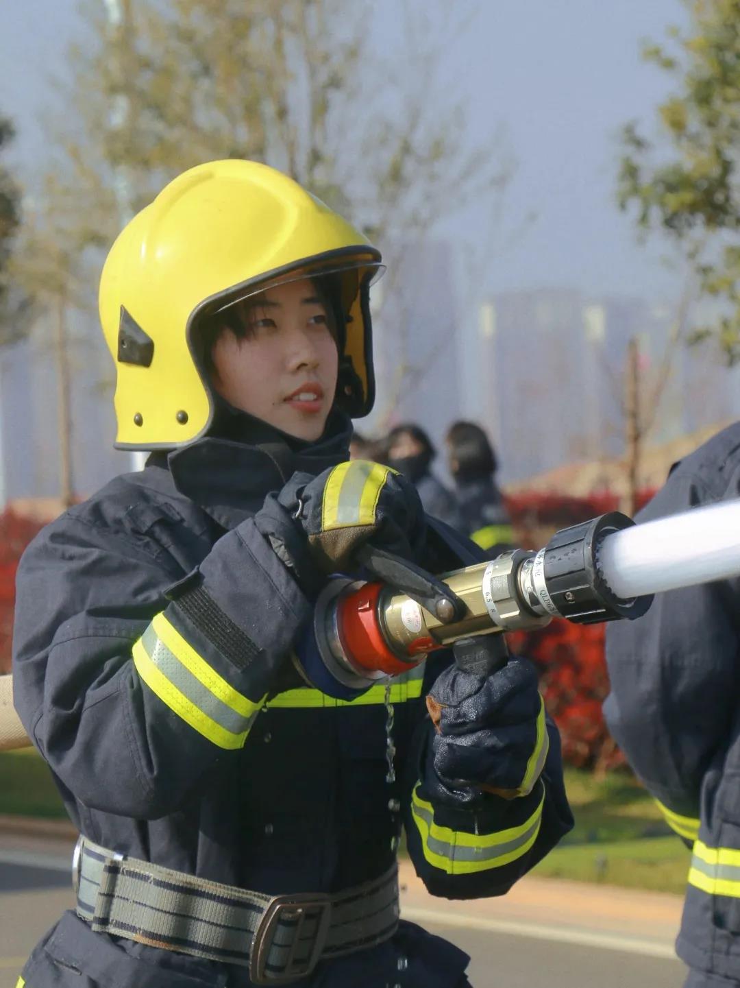 巾帼风采丨英姿飒爽 蓝焰蜕变