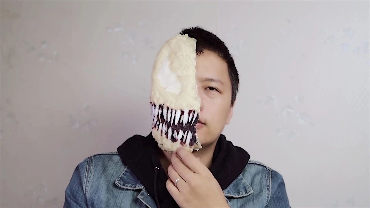 在做一下大大小小的凹凸不平的地方,塑造毒液的头部纹理