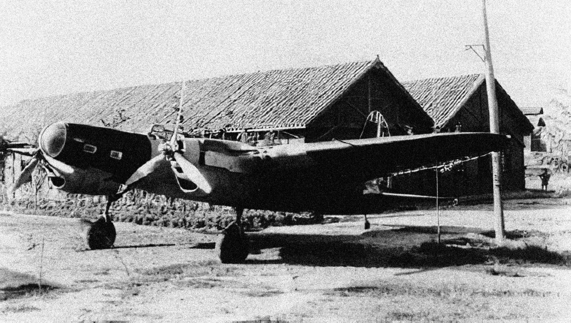 研轰-31944年3月,该机分段分解后从成都东部沙河堡拖至太平寺机场再
