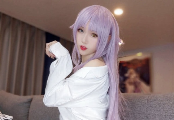 腐团儿晒出睡衣照紫色头发展现女神气质咬舌头的样子很可爱