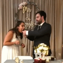 搞笑gif图虽然女朋友平胸但总算有点用处