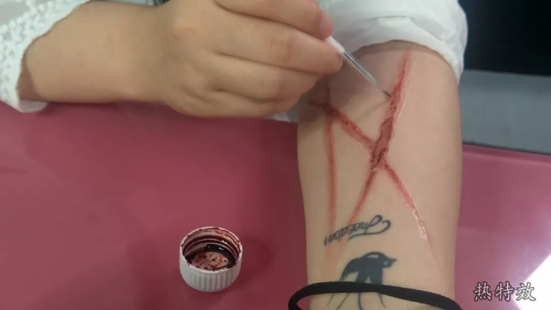 电影中手臂鞭上是这样化的这么简单我竟然看疼了