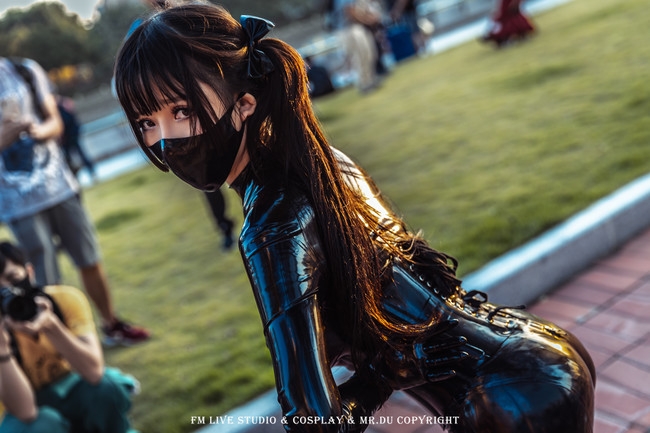 胶衣妹子展示火辣身材~