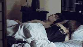 女主的第一句台词▼ 她的初恋是小说里的人物,所以觉得只要有书就很