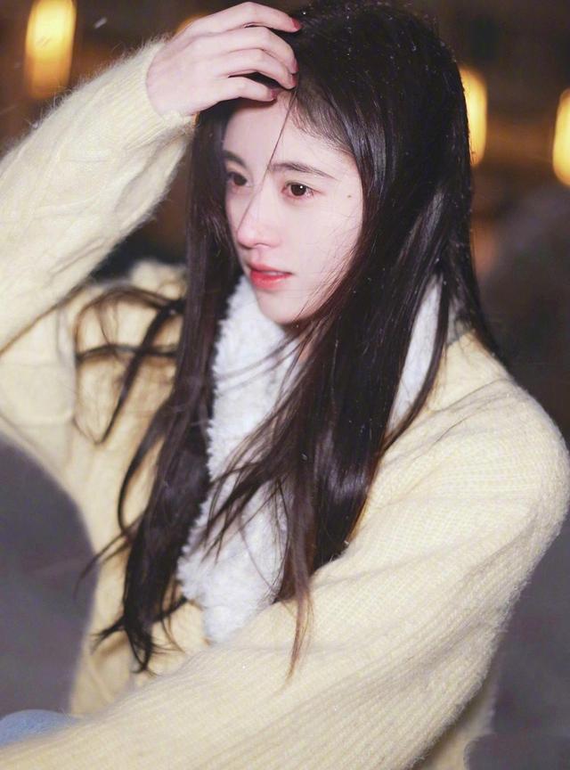 25岁鞠婧祎雪景照来袭,穿黄色毛衣又美又撩,是心动的感觉啊