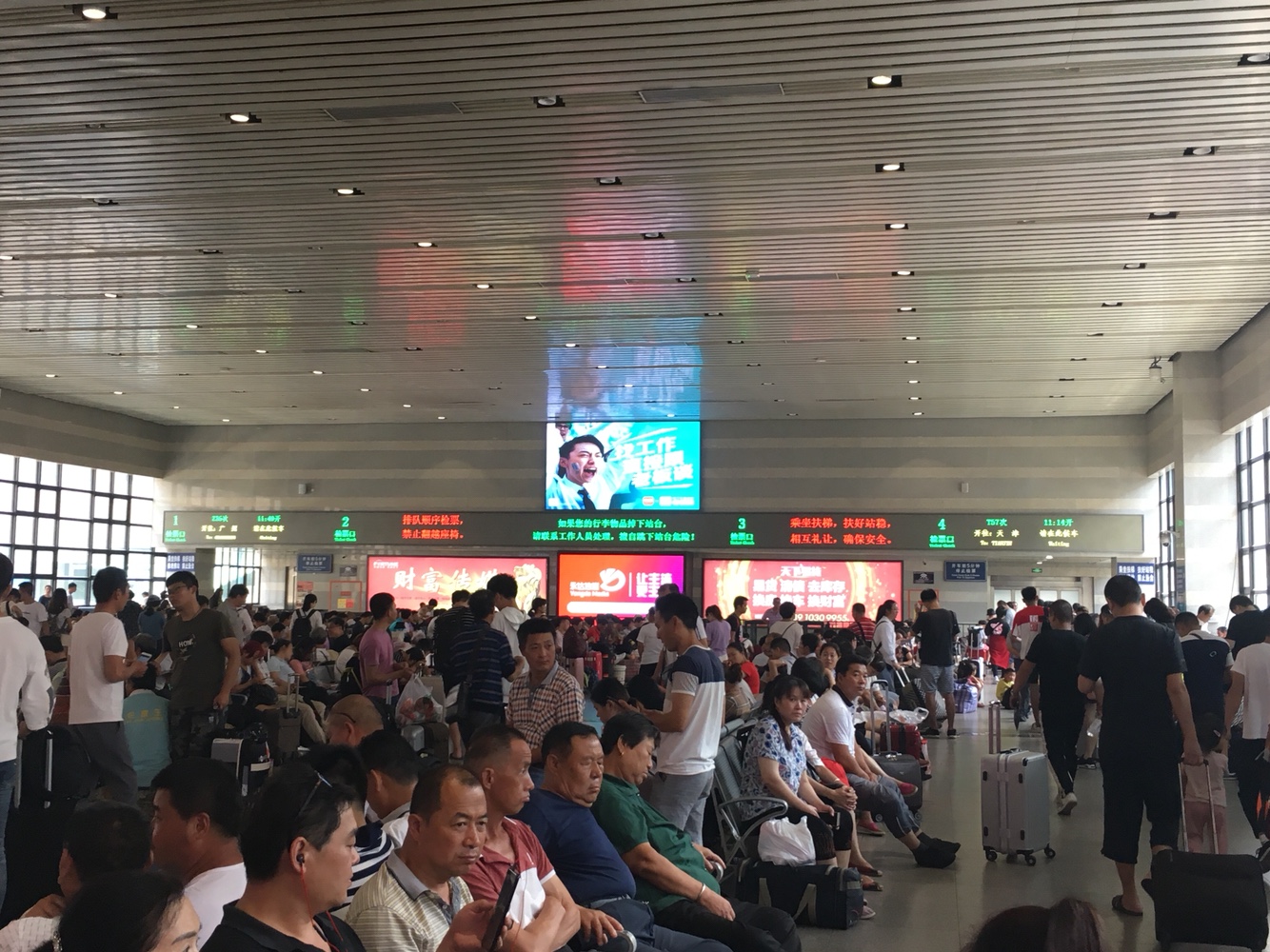 北京西站的自助验证机极其好使,放入身份证与车票后几乎瞬间验证完成.