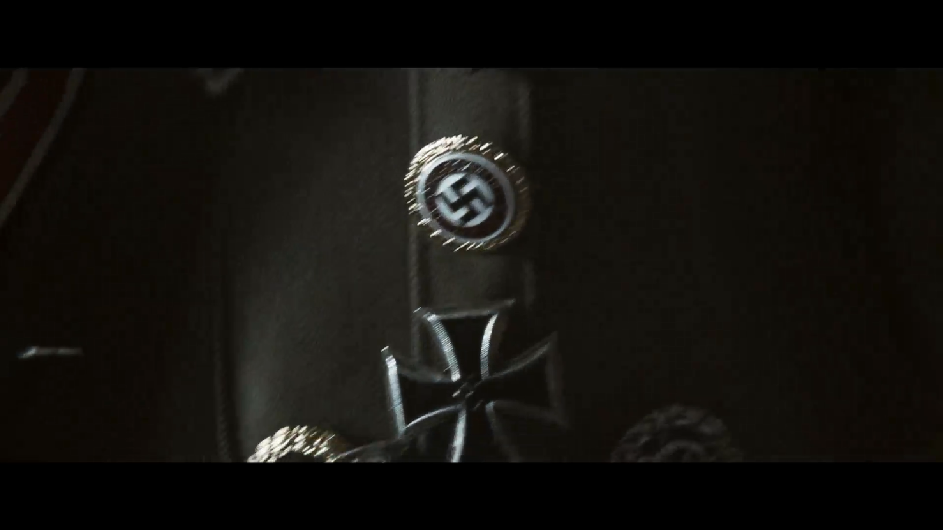纳粹和铁十字展现在镜头中