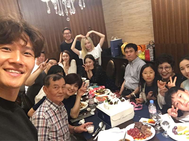 6月9日rm全员参加了李焕真pd的婚礼以及钟国更新ins庆祝父亲生快