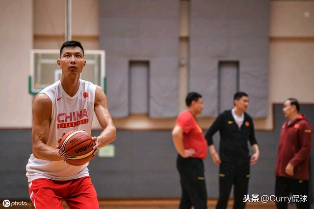 易建联44990票当选cba现役第一人,前三没有周琦,前mvp