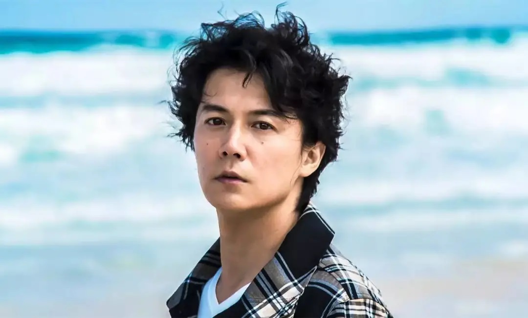本阿弗莱克,美国片酬第二男演员,身高192cm,代表作蝙蝠侠;    范