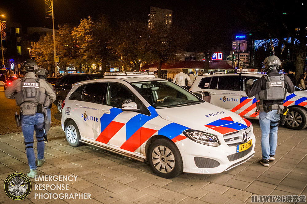 车站广场上的荷兰警车,涂装非常有特色.