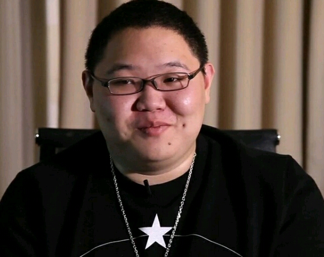 pdd,直播谈话英雄联盟设计师,锐雯应该削一下,说完pdd马上道歉?