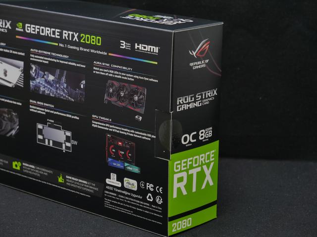 显卡的侧面也使用了加大加粗的rtx,所有aic的显卡包装都这样,nvidia