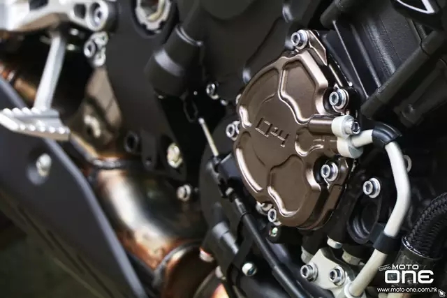 是指引擎采用来自yamaha motogp战车m1的十字曲轴