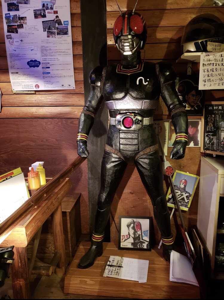 放置在仓田牛排店的假面骑士black的等身大模型