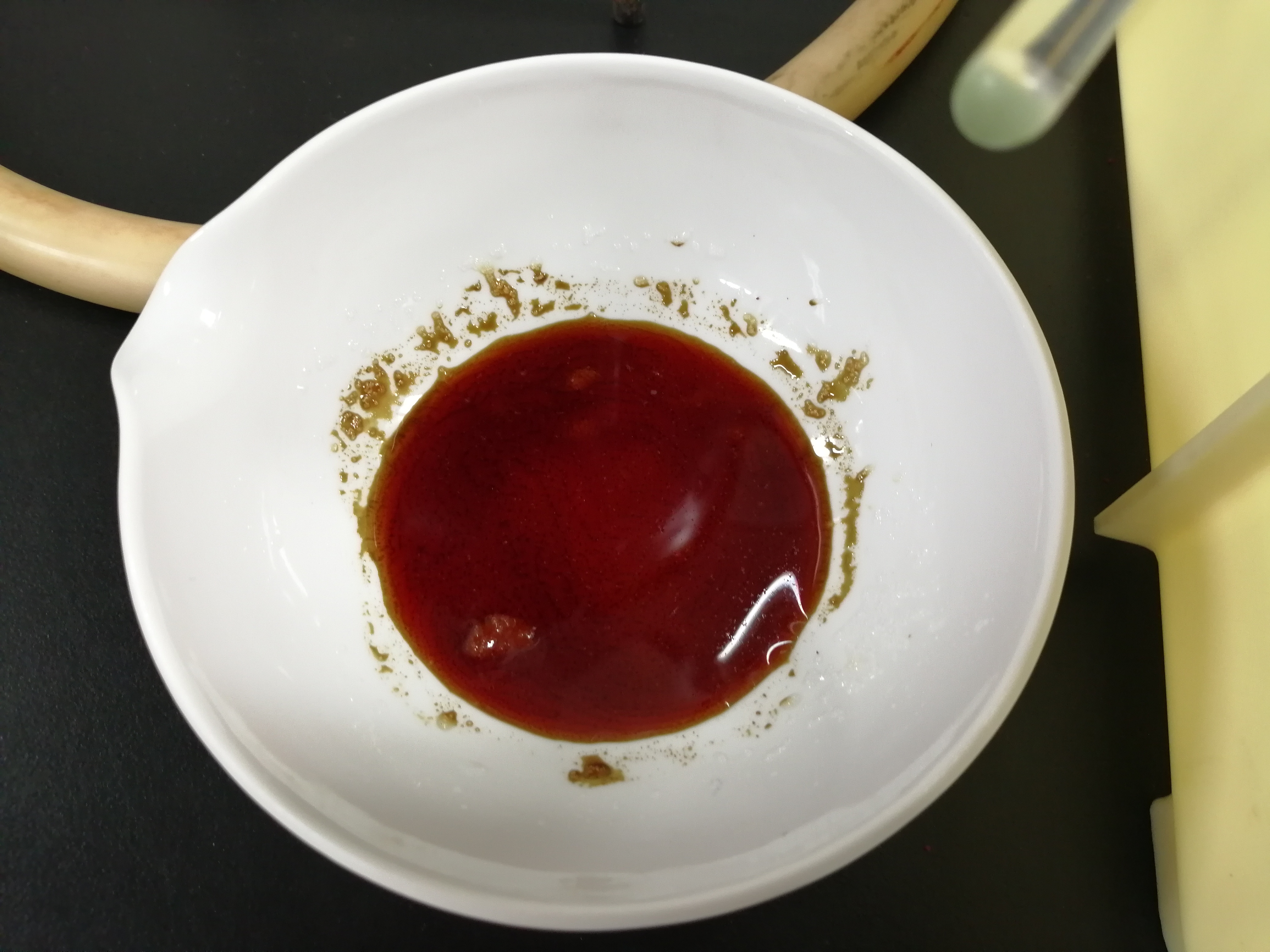 溶液变成红褐色了。然后再加入30%过氧化氢溶液1.5ml，颜色似乎无明显变化