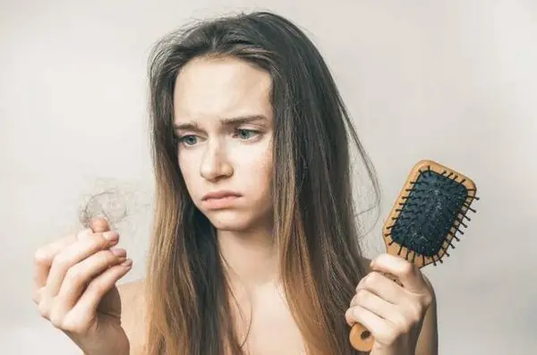 梦境解析，当梦见自己的头发变得很稀少时，心灵的隐秘语言