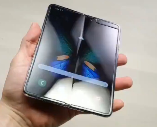 三星和华为折叠屏手机对比折法各有不同