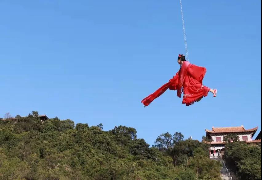 天外飞仙火爆的威亚项目东莞观音山圆您一个武侠梦