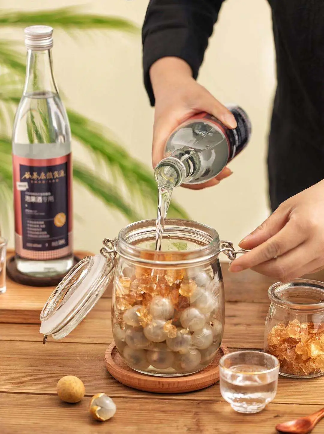 龙眼酒的酿制方法,龙眼泡酒方法，酸甜可口，你喝过吗？