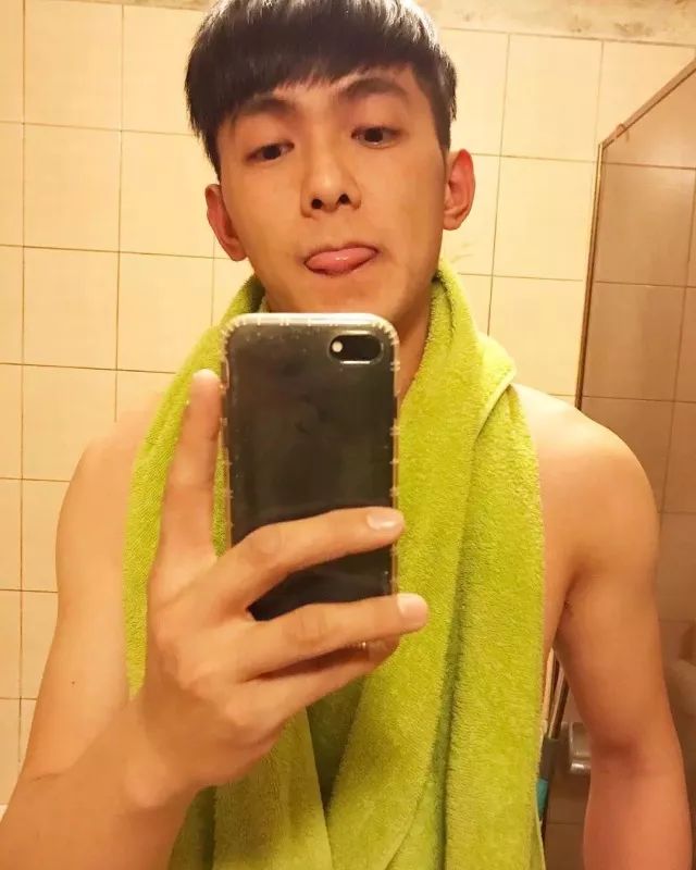 小奶狗秀小腹肌短裤迷之亮点获评微博最想睡的犬系男友