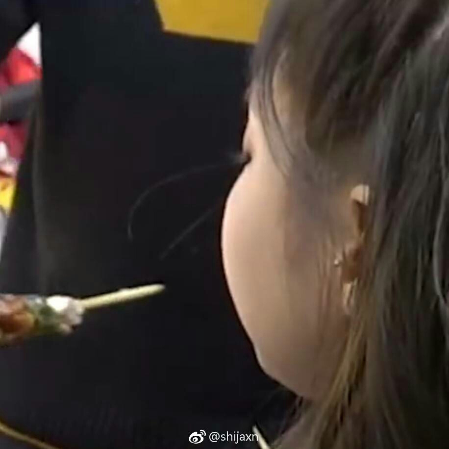 呵呵,封面是这臭女人的脸,都胖成蜡笔小新了,整天就不消停,真想把自己