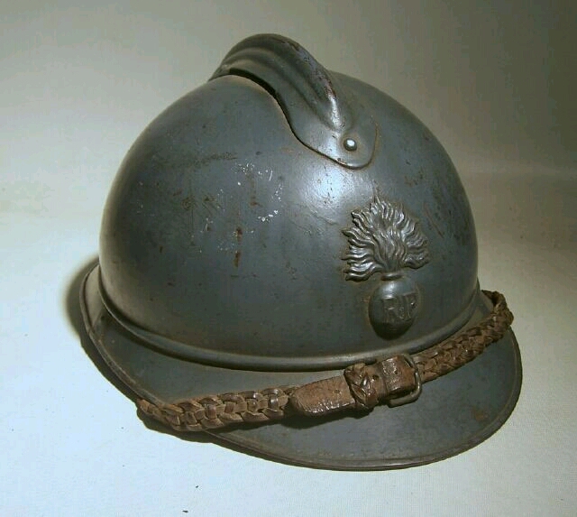 碳钢和硅锰制成;它比软钢制成的法国"亚德里安头盔"和英国的"飞碟盔"