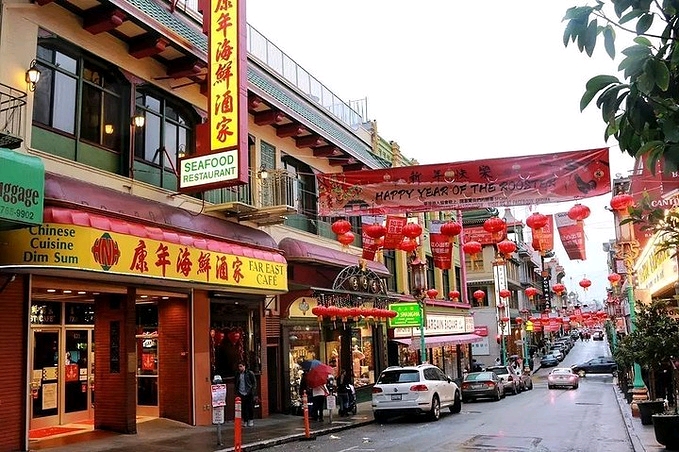 旧金山市唐人街的"美食街","康年海鲜酒家"饭店的招牌映入眼帘.