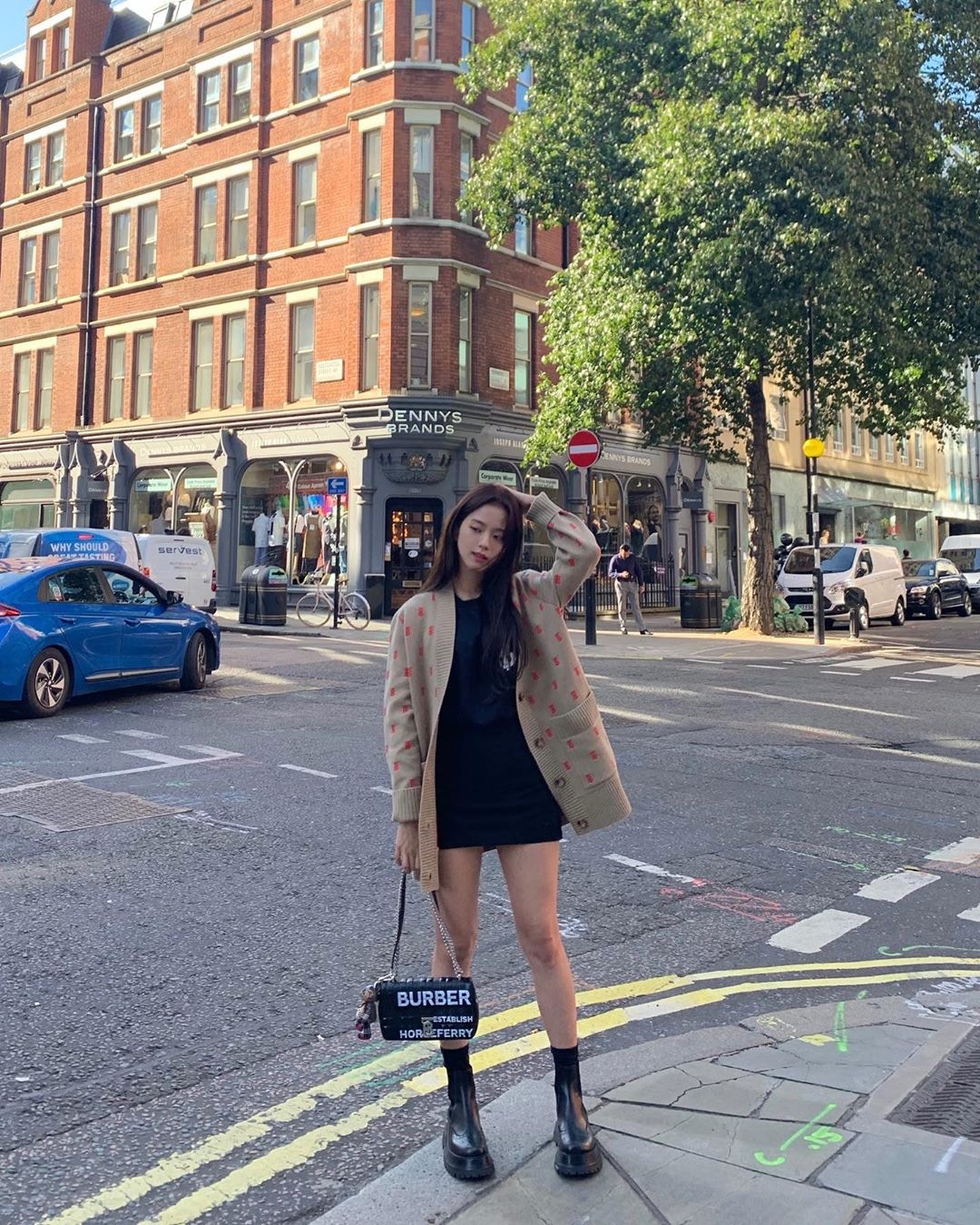 另一番风味西装套装都是今年人气单品。在街拍中，可见jisoo日常打扮朴素「下身失踪」穿搭更显jiso