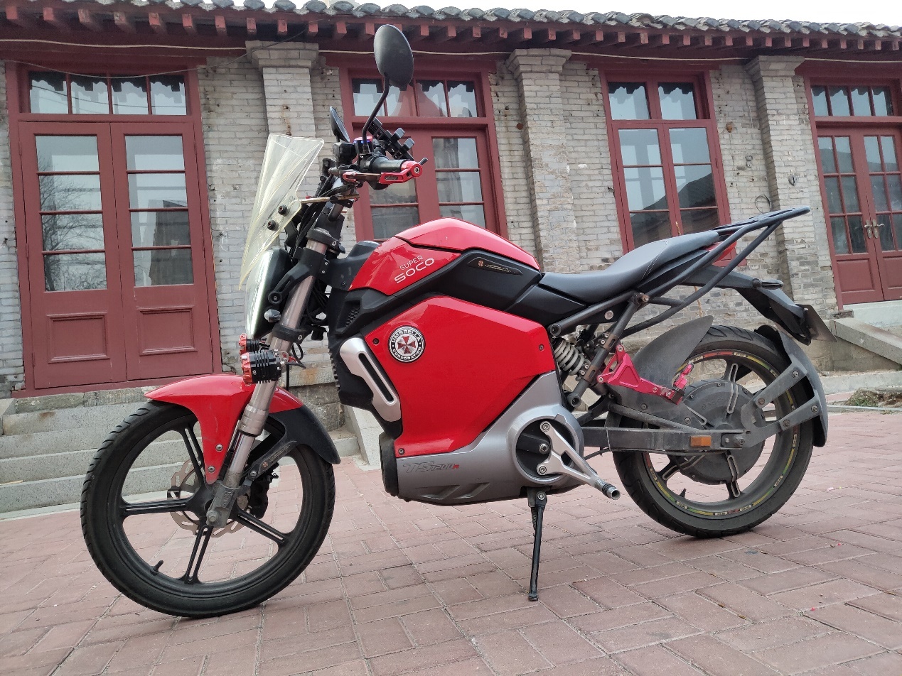 速珂电摩ts首批产品体验:提速感非常强,车身很轻,转向