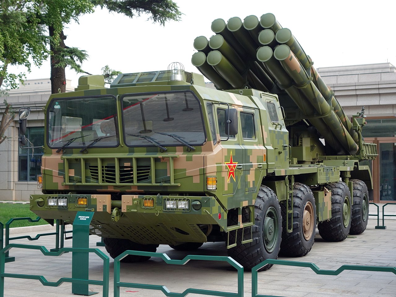 phl-03型300毫米火箭炮 (图源:wikipedia)