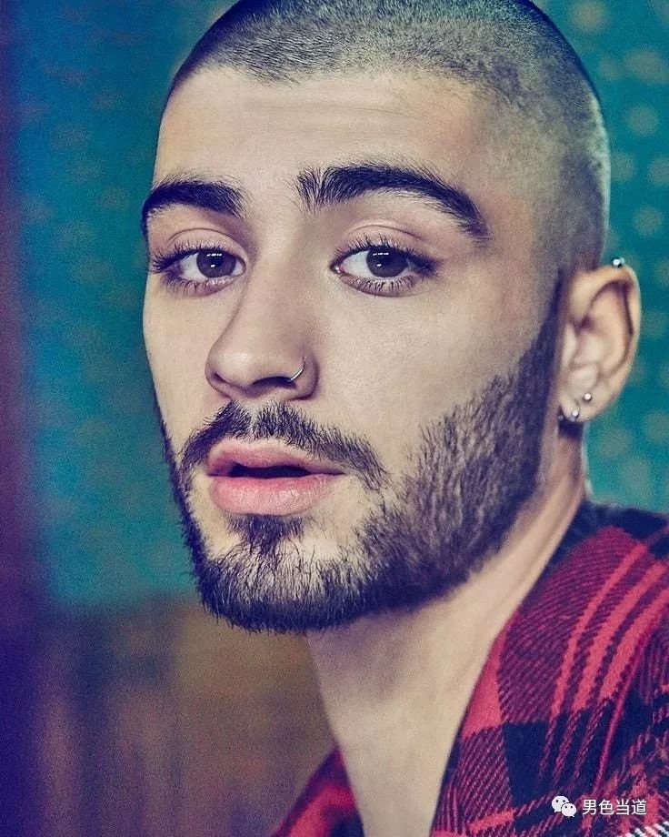 克(zayn malik), 93年生于英国, 很多人熟悉他,都是从他的胡子开始的