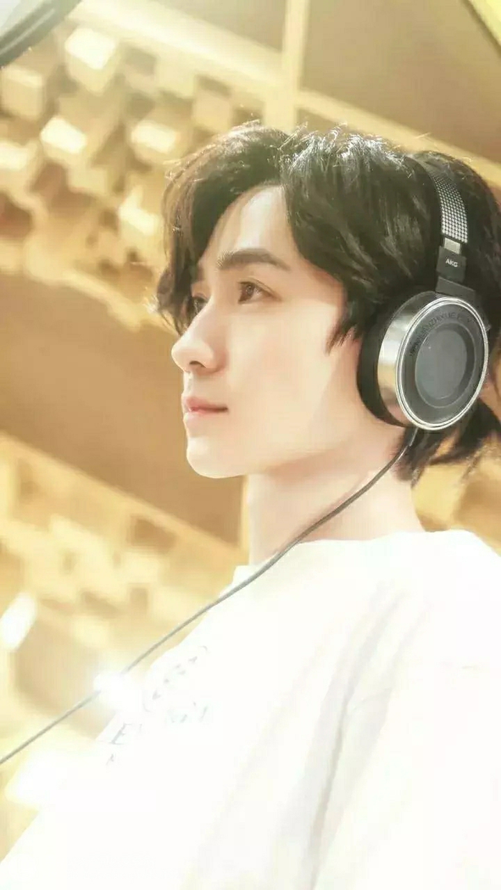 【朱一龙壁纸】黑袍叫斩魂使,白衣就叫,勾魂者?