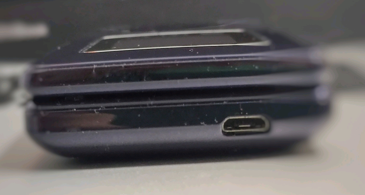 翻盖手机智能年轻人 15afbcf557158a169c2071906221955281769c7b.jpg
