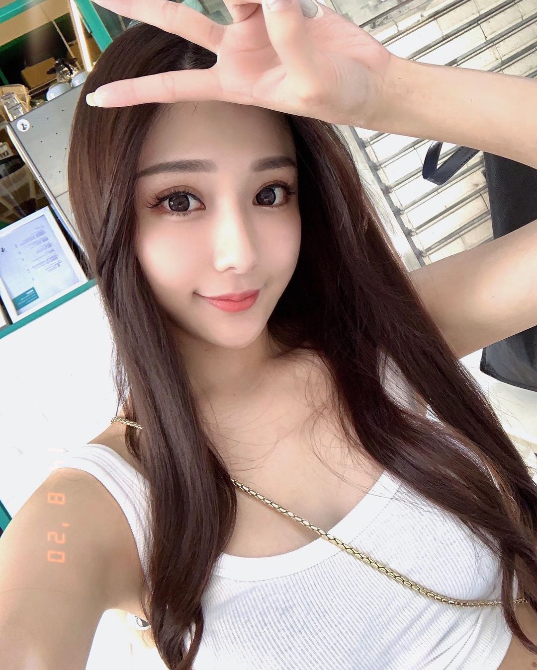 小鹿乱撞!正妹雾眉师「罗依璇demi」斑比山丘辣秀美腿,好想被她喂食!