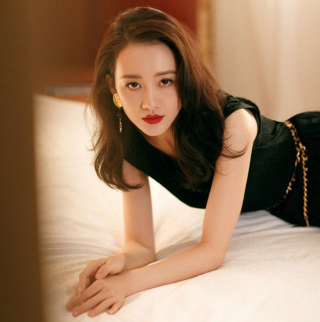 38岁王鸥写真曝光,黑裙红唇精致美艳,侧卧床上眼神撩人