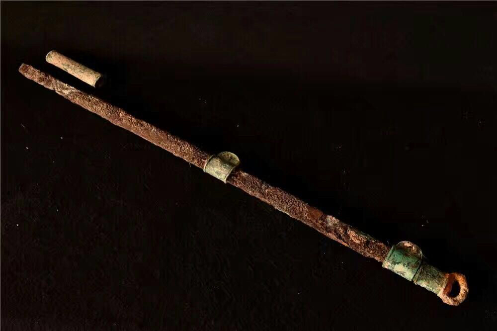 而公元5世纪时,伊朗地区的萨珊波斯出现了利用双附耳来悬挂佩戴的刀剑