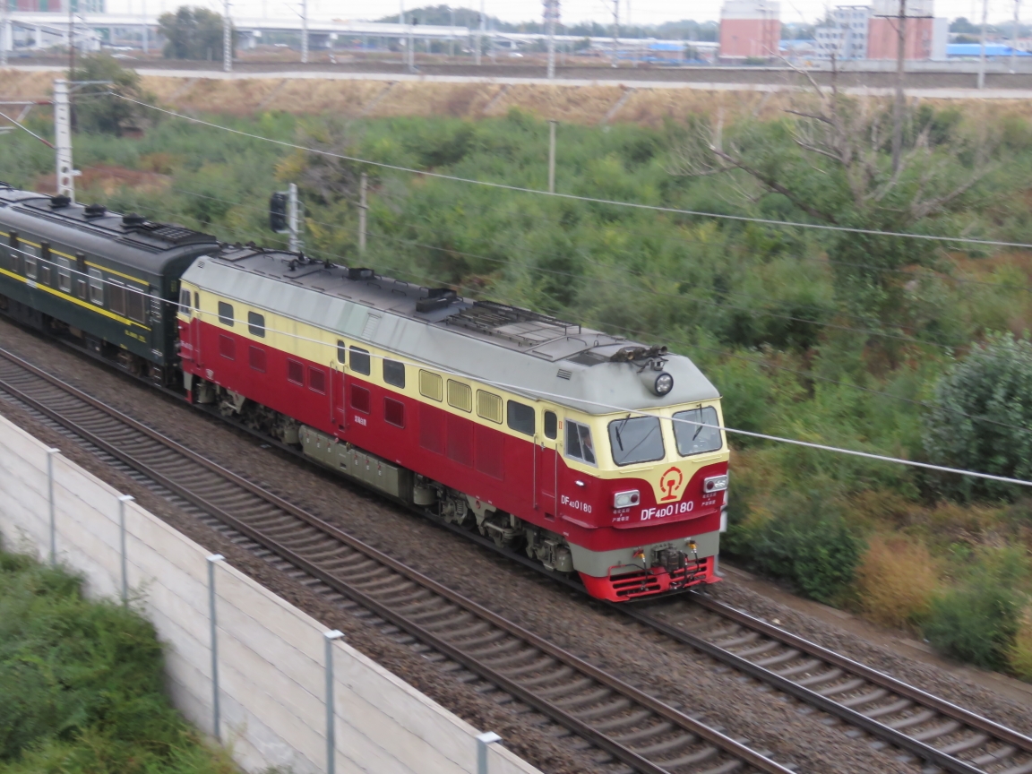 本务机车沈局白段df4d-0180