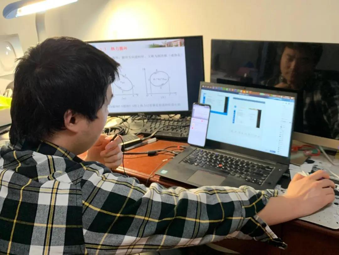 直播上课中的老师 图片来源:中国民航大学官网
