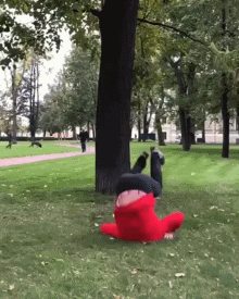 搞笑gif图:妹子作死穿了几十件衬衫,然后.脱不下来,急哭了