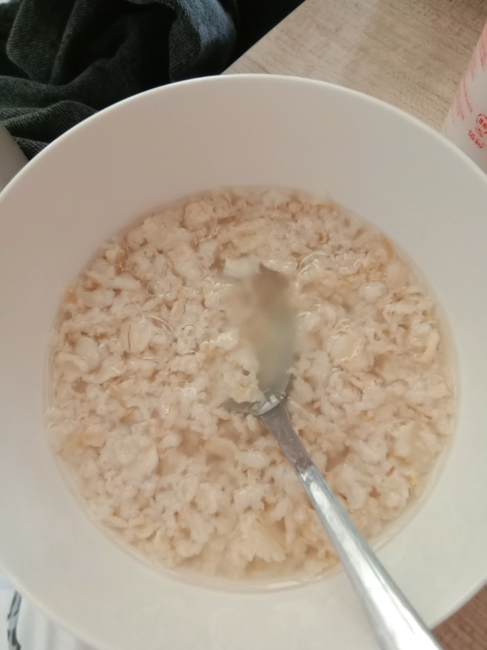 晚餐:两勺燕麦,我还在思考要不要吃一根香蕉