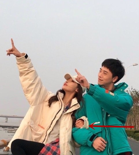 温婉首次晒男生朋友合照,与对方手牵手摆拍,满脸笑容看着很幸福