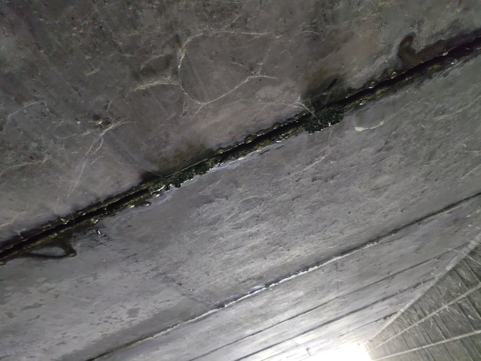 横梁板铰缝出渗水侵蚀