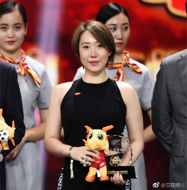 中国最美足球女老板看球表情引热议!满脸愁容!球迷纷纷心疼!