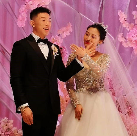 朱云峰和妻子婚礼大秀恩爱