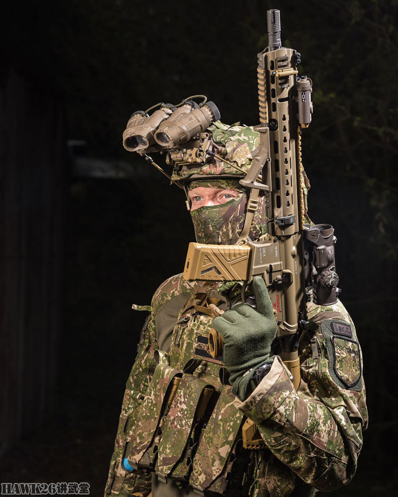 身穿concamo迷彩的模特,手持hkg95k短步枪.