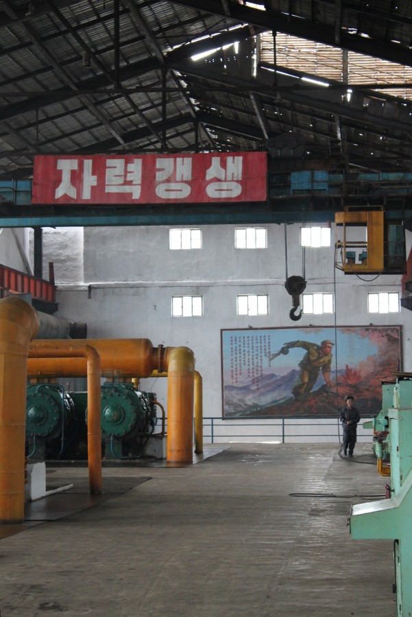 2015年朝鲜的发电厂工厂里好多宣传画